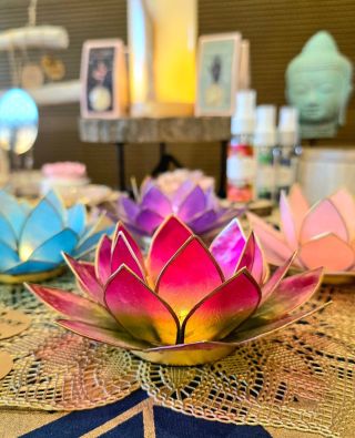 Lotosový svícen jako dárek? 🎁 My říkáme ANO, ANO, ANO 👌 a proč? 🟢 Má v sobě myšlenku. Není to jen věc do interiéru, ale...