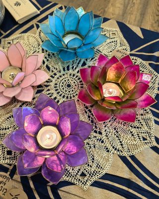 6 důvodů, proč si oblíbíte lotosový svícen z capiz lastur 🪷 🟣 mění atmosféru během vteřiny. Stačí zapálit čajovou svíčku a...